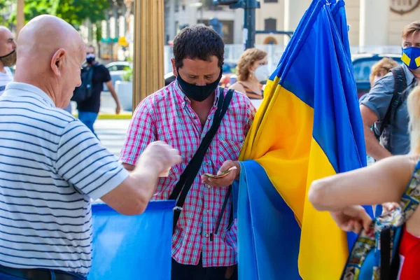 6 Mart 2022 Buenos Aires Arjantin: Rus saldırısı sırasında Ukrayna 'ya destek yürüyüşü yapan bayrak satıcısı