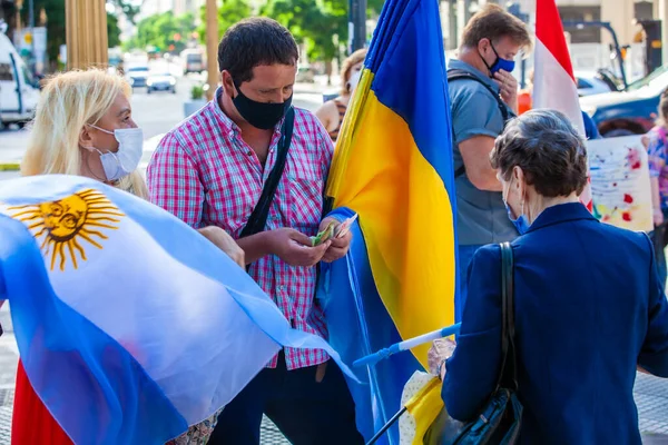 6 Mart 2022 Buenos Aires Arjantin: Rus saldırısı sırasında Ukrayna 'ya destek yürüyüşü yapan bayrak satıcısı