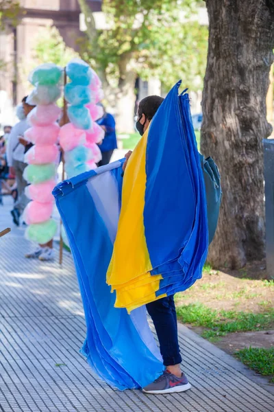 Března 2022 Buenos Aires Argentina Prodavač Vlajek Pochodu Podporu Ukrajiny — Stock fotografie