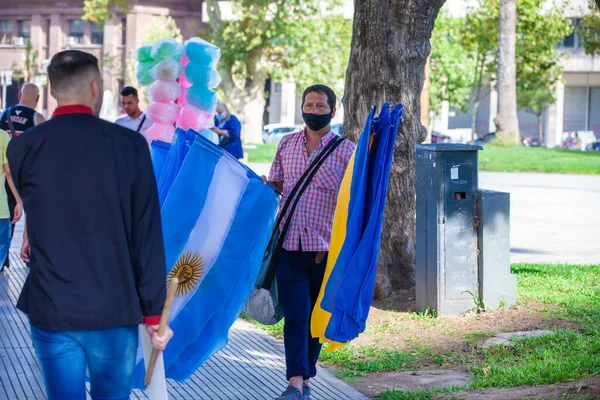 6 Mart 2022 Buenos Aires Arjantin: Rus saldırısı sırasında Ukrayna 'ya destek yürüyüşü yapan bayrak satıcısı