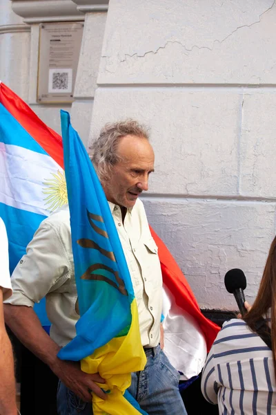 6 Mart 2022 Buenos Aires Arjantin: Rusya 'nın Buenos Aires' teki saldırısı sırasında Ukrayna 'ya destek yürüyüşüne katılanlar