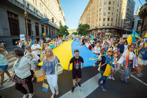 6 Mart 2022 Buenos Aires Arjantin: Rusya 'nın Buenos Aires' teki saldırısı sırasında Ukrayna 'ya destek yürüyüşü