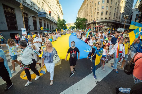 6 Mart 2022 Buenos Aires Arjantin: Rusya 'nın Buenos Aires' teki saldırısı sırasında Ukrayna 'ya destek yürüyüşü