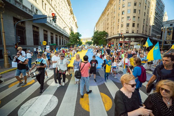 6 Mart 2022 Buenos Aires Arjantin: Rusya 'nın Buenos Aires' teki saldırısı sırasında Ukrayna 'ya destek yürüyüşü