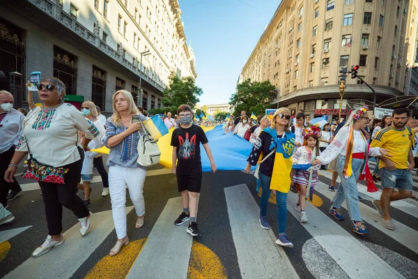 6 Mart 2022 Buenos Aires Arjantin: Rusya 'nın Buenos Aires' teki saldırısı sırasında Ukrayna 'ya destek yürüyüşü