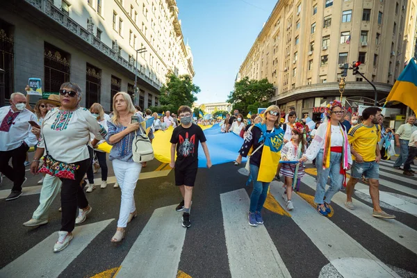 2022年3月6日ブエノスアイレスアルゼンチン ブエノスアイレスでのロシアの侵略中にウクライナを支援する行進 — ストック写真