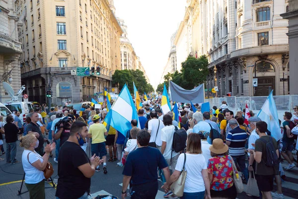6 Mart 2022 Buenos Aires Arjantin: Rusya 'nın Buenos Aires' teki saldırısı sırasında Ukrayna 'ya destek yürüyüşü