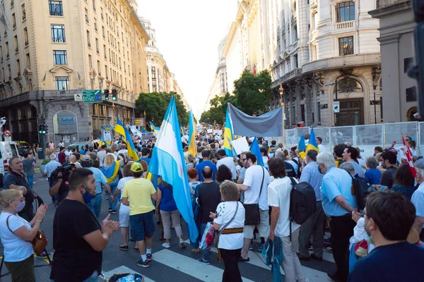 6 Mart 2022 Buenos Aires Arjantin: Rusya 'nın Buenos Aires' teki saldırısı sırasında Ukrayna 'ya destek yürüyüşü