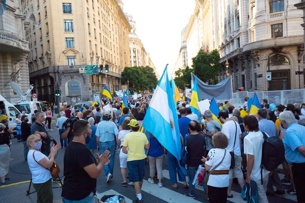 6 Mart 2022 Buenos Aires Arjantin: Rusya 'nın Buenos Aires' teki saldırısı sırasında Ukrayna 'ya destek yürüyüşü