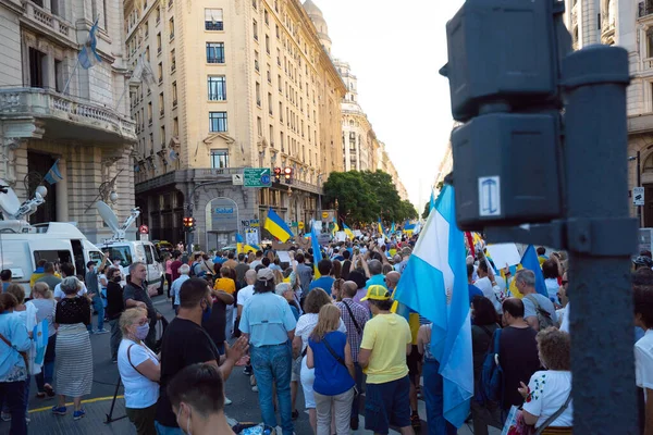 6 Mart 2022 Buenos Aires Arjantin: Rusya 'nın Buenos Aires' teki saldırısı sırasında Ukrayna 'ya destek yürüyüşü