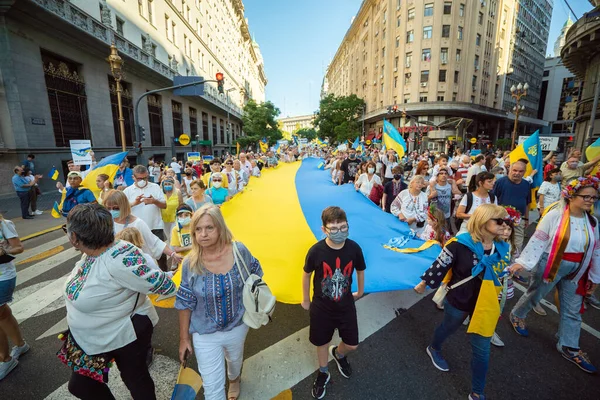 6 Mart 2022 Buenos Aires Arjantin: Rusya 'nın Buenos Aires' teki saldırısı sırasında Ukrayna 'ya destek yürüyüşü
