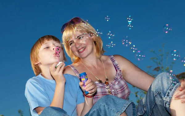 Mor Och Son Blåser Bubblor Utomhus — Stockfoto