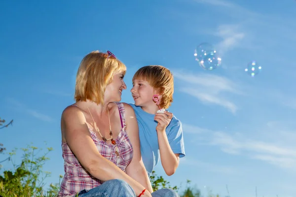 Moeder Zoon Blazen Bubbels Buiten — Stockfoto