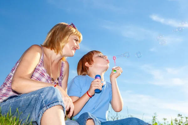 Mor Och Son Blåser Bubblor Utomhus — Stockfoto