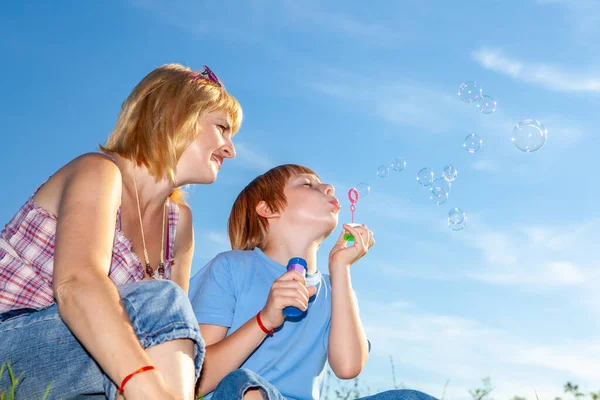 Moeder Zoon Blazen Bubbels Buiten — Stockfoto