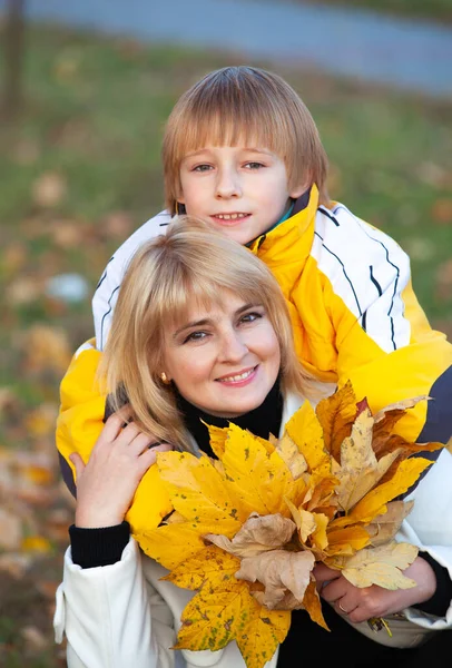 Mutter Mit Sohn Herbstpark Freien — Stockfoto