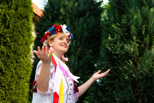 Portret Van Een Oekraïense Vrouw Nationale Kleding Outdoor — Stockfoto