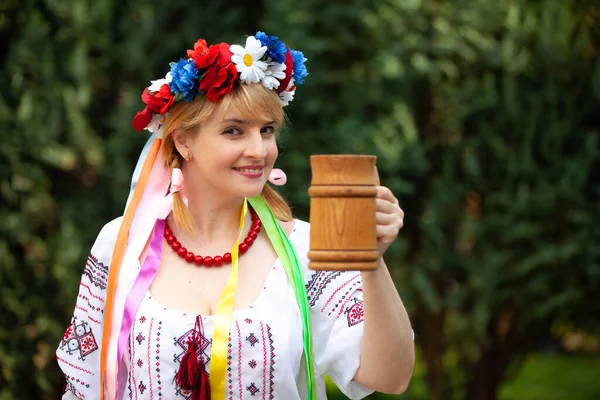 Portret Van Een Oekraïense Vrouw Nationale Kleding Met Een Bierbeker — Stockfoto