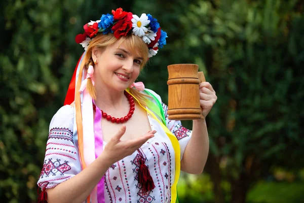 Πορτρέτο Μιας Ουκρανής Εθνικά Ρούχα Κούπα Μπύρας — Φωτογραφία Αρχείου