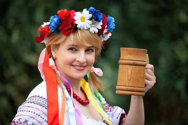 Retrato Uma Mulher Ucraniana Roupas Nacionais Com Uma Caneca Cerveja — Fotografia de Stock