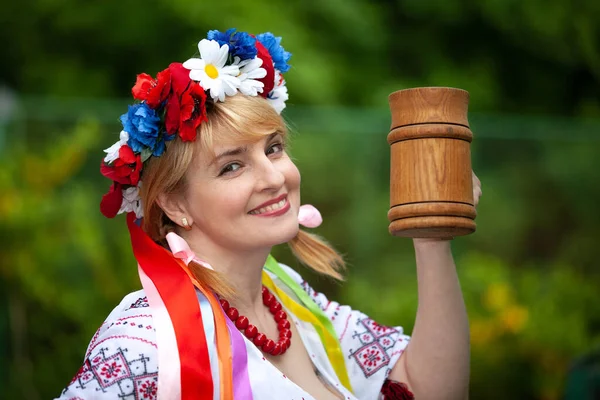 ビールマグカップ付きの民族衣装を着たウクライナ人女性の肖像画 — ストック写真