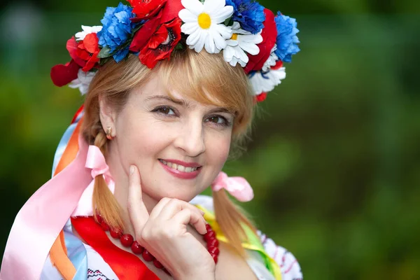 Πορτρέτο Μιας Ουκρανής Γυναίκας Εθνικά Ρούχα Υπαίθρια — Φωτογραφία Αρχείου