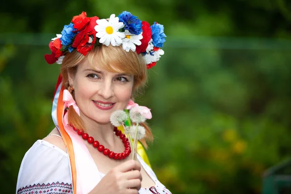 Porträtt Ukrainsk Kvinna Nationella Kläder Utomhus — Stockfoto