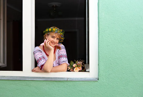 Retrato Uma Mulher Ucraniana Roupas Nacionais Janela — Fotografia de Stock