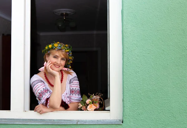 Portré Egy Ukrán Nemzeti Ruhák Ablakban — Stock Fotó