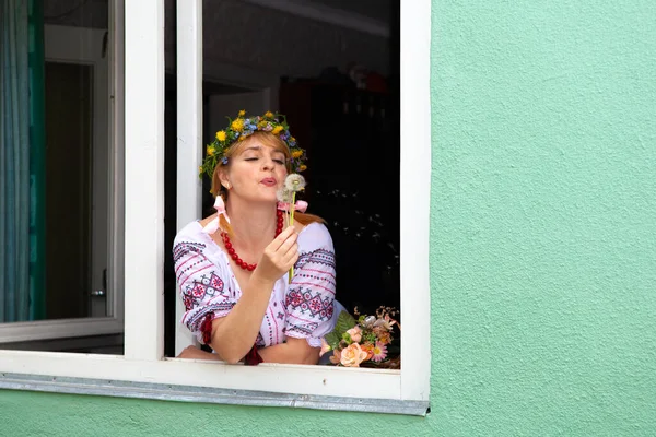 Portrait Une Femme Ukrainienne Vêtue Vêtements Nationaux Fenêtre — Photo