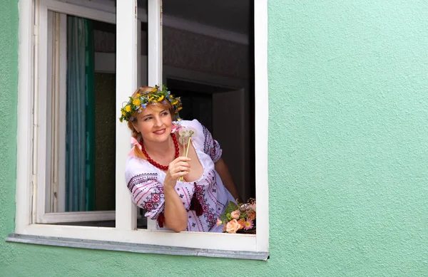 Retrato Uma Mulher Ucraniana Roupas Nacionais Janela — Fotografia de Stock