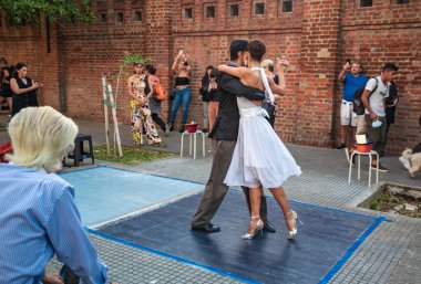 Buenos Aires, Arjantin, 27.03.2022: Buenos Aires 'teki Recoleta mezarlığı yakınlarında tango dansçıları