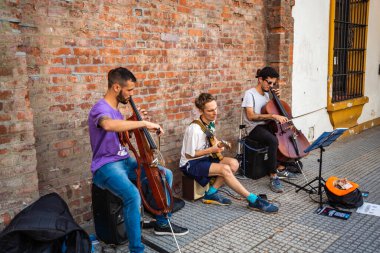 Buenos Aires, Arjantin, 27.03.2022: Buenos Aires 'teki Recoleta mezarlığı yakınlarındaki sokak müzisyenleri