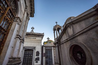 Buenos Aires, Arjantin, 27.03.2022: Buenos Aires Recoleta Mezarlığı 'ndaki mahzenler