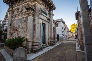 Buenos Aires, Arjantin, 27.03.2022: Buenos Aires Recoleta Mezarlığı 'ndaki mahzenler
