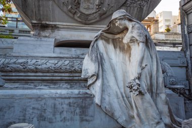 Buenos Aires, Arjantin, 27.03.2022: Buenos Aires Recoleta Mezarlığı 'ndaki mahzenlerde heykeller