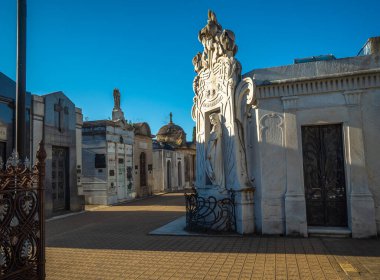 Buenos Aires, Arjantin, 27.03.2022: Buenos Aires Recoleta Mezarlığı 'ndaki mahzenler