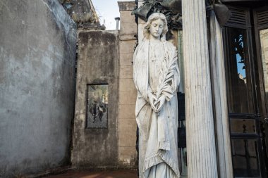 Buenos Aires, Arjantin, 27.03.2022: Buenos Aires Recoleta Mezarlığı 'ndaki mahzenlerde heykeller