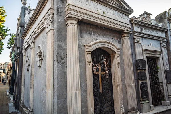 Buenos Aires, Arjantin, 27.03.2022: Buenos Aires Recoleta Mezarlığı 'ndaki mahzenler