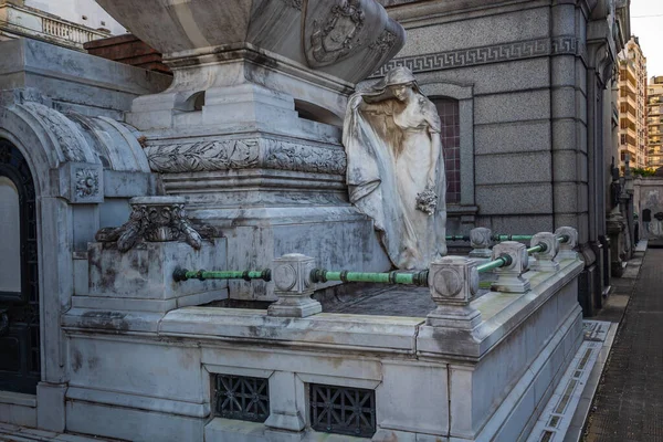 Buenos Aires, Arjantin, 27.03.2022: Buenos Aires Recoleta Mezarlığı 'ndaki mahzenlerde heykeller