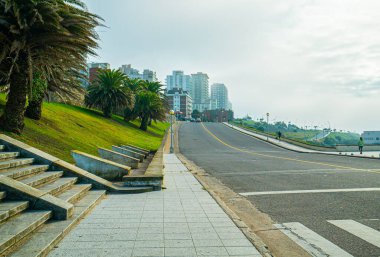 Mar del Plata, Arjantin, 09.04.2022: Atlantik Okyanusu kıyılarına set