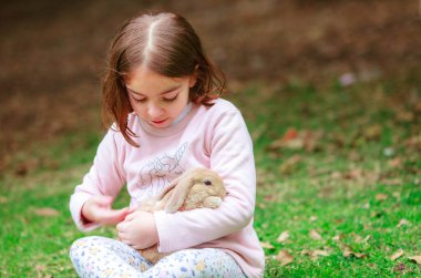 Parkta tavşanı olan İspanyol kız.