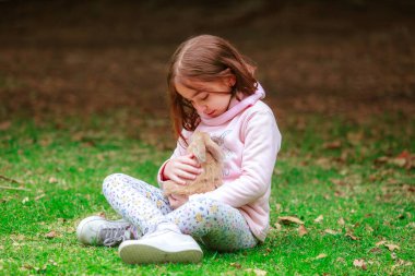 Parkta tavşanı olan İspanyol kız.