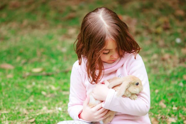 Menina Hispânica Com Coelho Parque — Fotografia de Stock