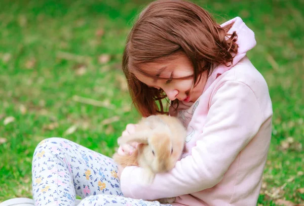 Menina Hispânica Com Coelho Parque — Fotografia de Stock