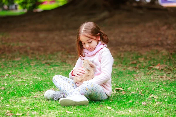 Spaans Meisje Met Een Konijn Het Park — Stockfoto