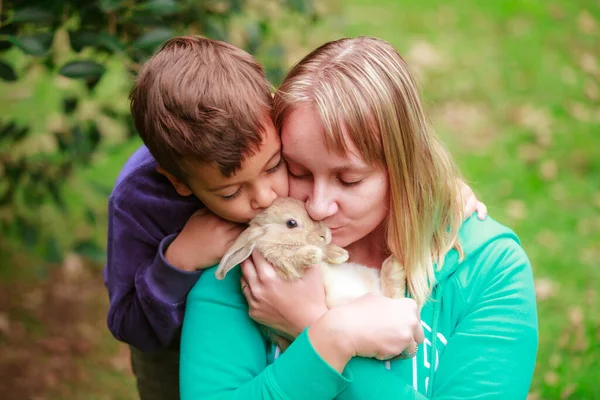 公园里有只兔子的快乐家庭 — 图库照片