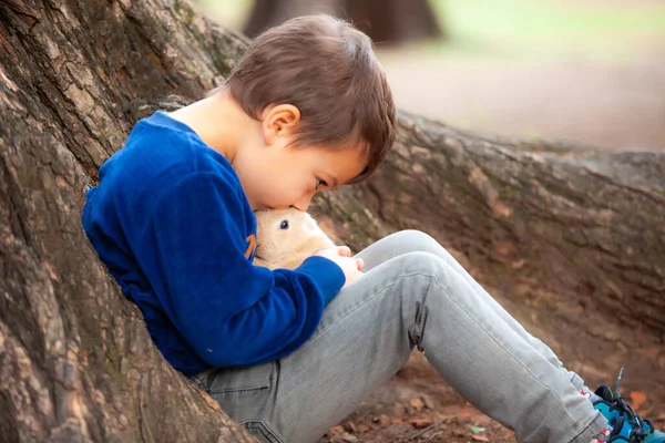 Garçon Hispanique Avec Lapin Dans Parc — Photo