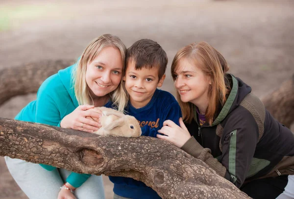 Família Feliz Com Coelho Parque — Fotografia de Stock