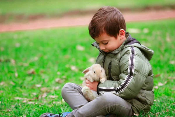 Niño Hispano Con Conejo Parque —  Fotos de Stock